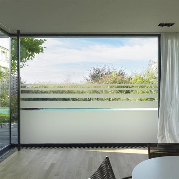 Sandblæst film med klare og matte vandrette striber på vindue, giver privatliv og filtrerer lys.