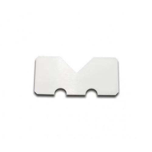 Hvidt keramisk knivblad med V-formet hak foroven og to buede indhak forneden, skarpe kanter.