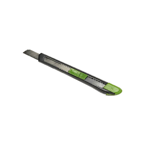 Nyttig kniv med grøn sort håndtag, udtrækkelig klinge, og justérbar slide-mekanisme i 45° vinkel.