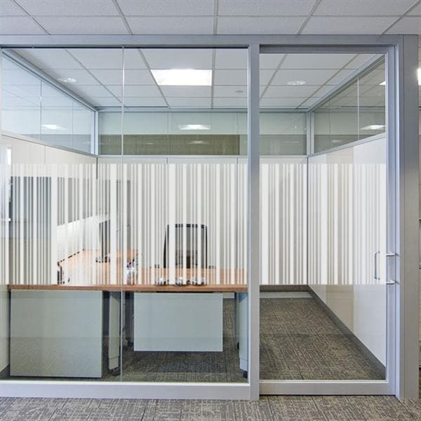 Moderne kontor med glasvægge og sandblæst design af lodrette striber i forskellig tykkelse.