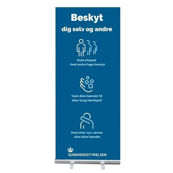 Blåt banner med ikoner og tekst: Hold afstand, vask hænder, nys i ærme. Sundhedsstyrelsen logo.