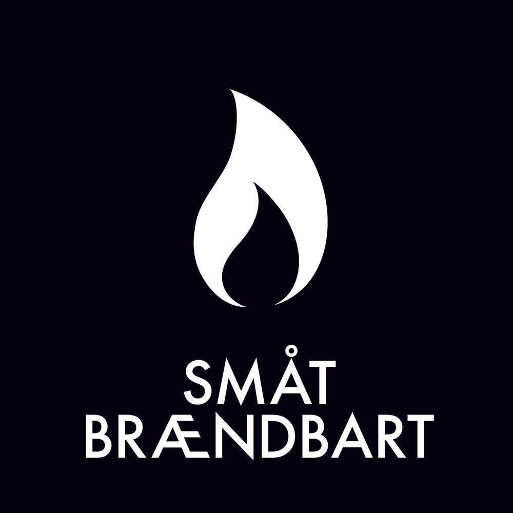Sticker for affaldssortering med flammeikon og teksten "Småt Brændbart" på mørk baggrund.