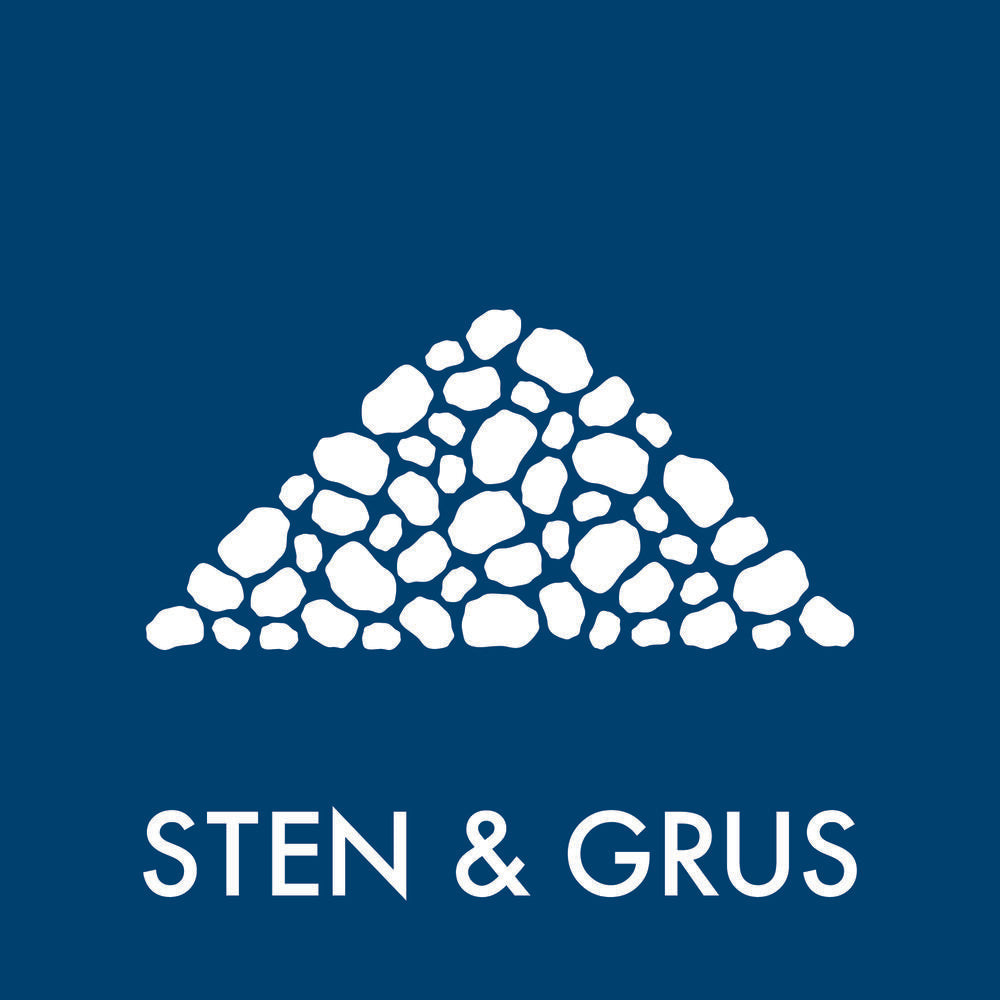 Blåt mærkat med illustration af stenbunke og hvid tekst "STEN & GRUS" nedenunder.