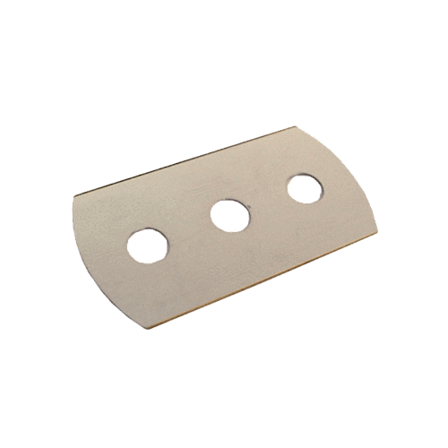 Rektangulær knivblad med tre cirkulære huller i midten og let kurvet profil. Glatte hjørner.