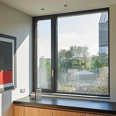 Moderne vindue med sandblæst design, lysindfald og udsigt til naturen, giver privatliv.