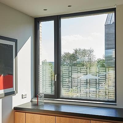 Sandblæst vindue i moderne design, giver privatliv og lysindfald, egnet til indendørs brug.