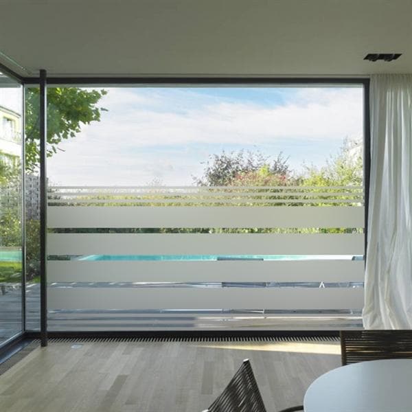 Sandblæst vinduesfilm med horisontale striber, der skifter mellem frostet og klare sektioner.