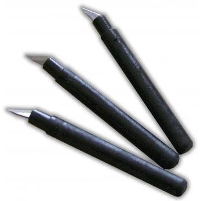 Tre udskiftningsblade med spidse spidser og sorte cylindriske holdere til svirvelkniv.